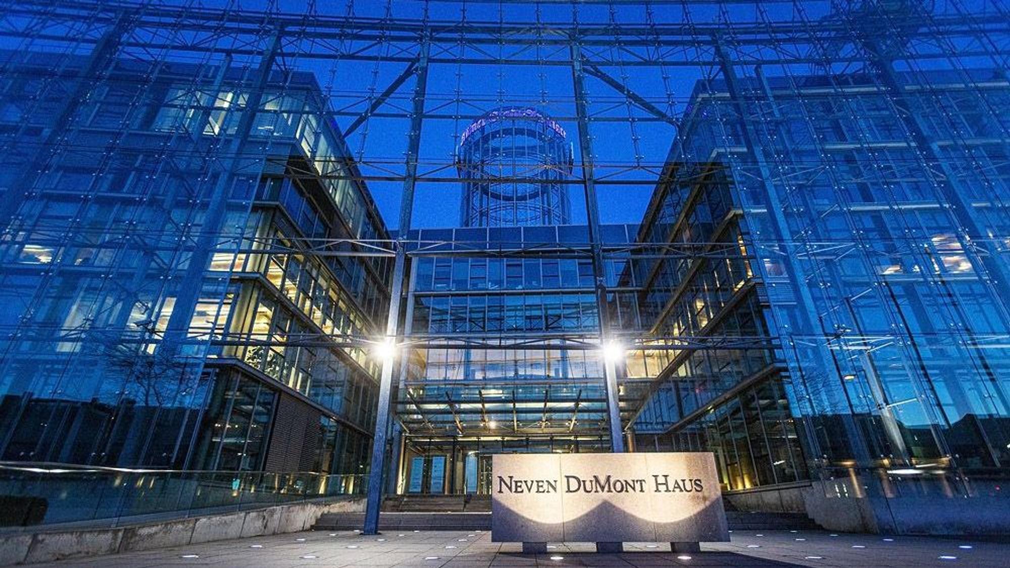 (Bildbeschriftung - Caption) 07.02.2020, Köln: Das «Neven DuMont Haus» an der Amsterdamer Straße. Neben dem Firmensitz der DuMont Mediengruppe beheimatet das Gebäude auch die Redaktionen der Tageszeitungen Kölner Stadt-Anzeiger und Express. Foto: Matthias Heinekamp