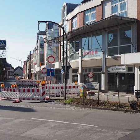 Straßensperrung der Bernhardstraße in Pulheim