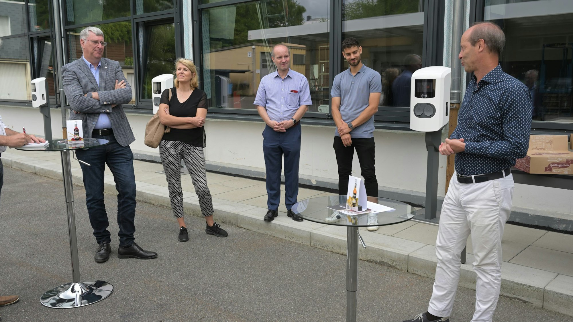 Hans-Martin Heider, Claudio Heider, Roberto Heider, Iris Odenthal (Sutko) und Michael Ludden (LM-Group) stehen bei der Vorstellung des neuen Projekts nebeneinander.