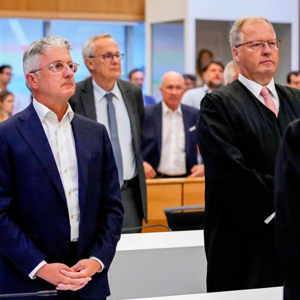 Rupert Stadler (M), ehemaliger Vorstandsvorsitzender des Automobilherstellers Audi, wartet im Landgericht auf das Urteil.