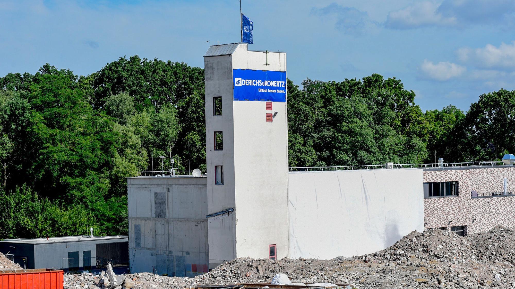 Das Foto zeigt den alten Schlauchturm vor dem Neubau der Feuerwache.