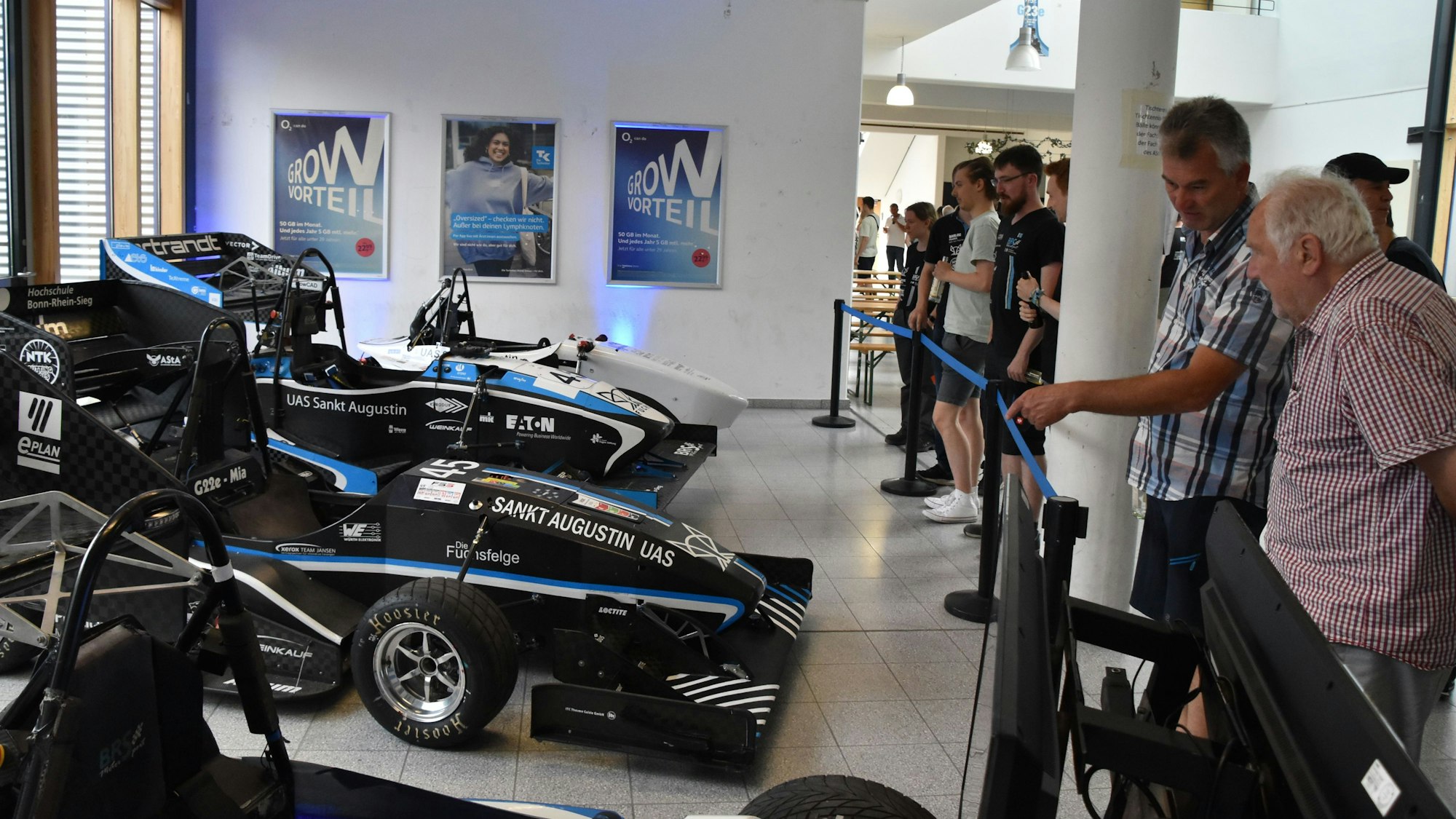 Im Foyer der Hochschule waren die Vorgängermodelle des 2023er Rennwagens zu bewundern.