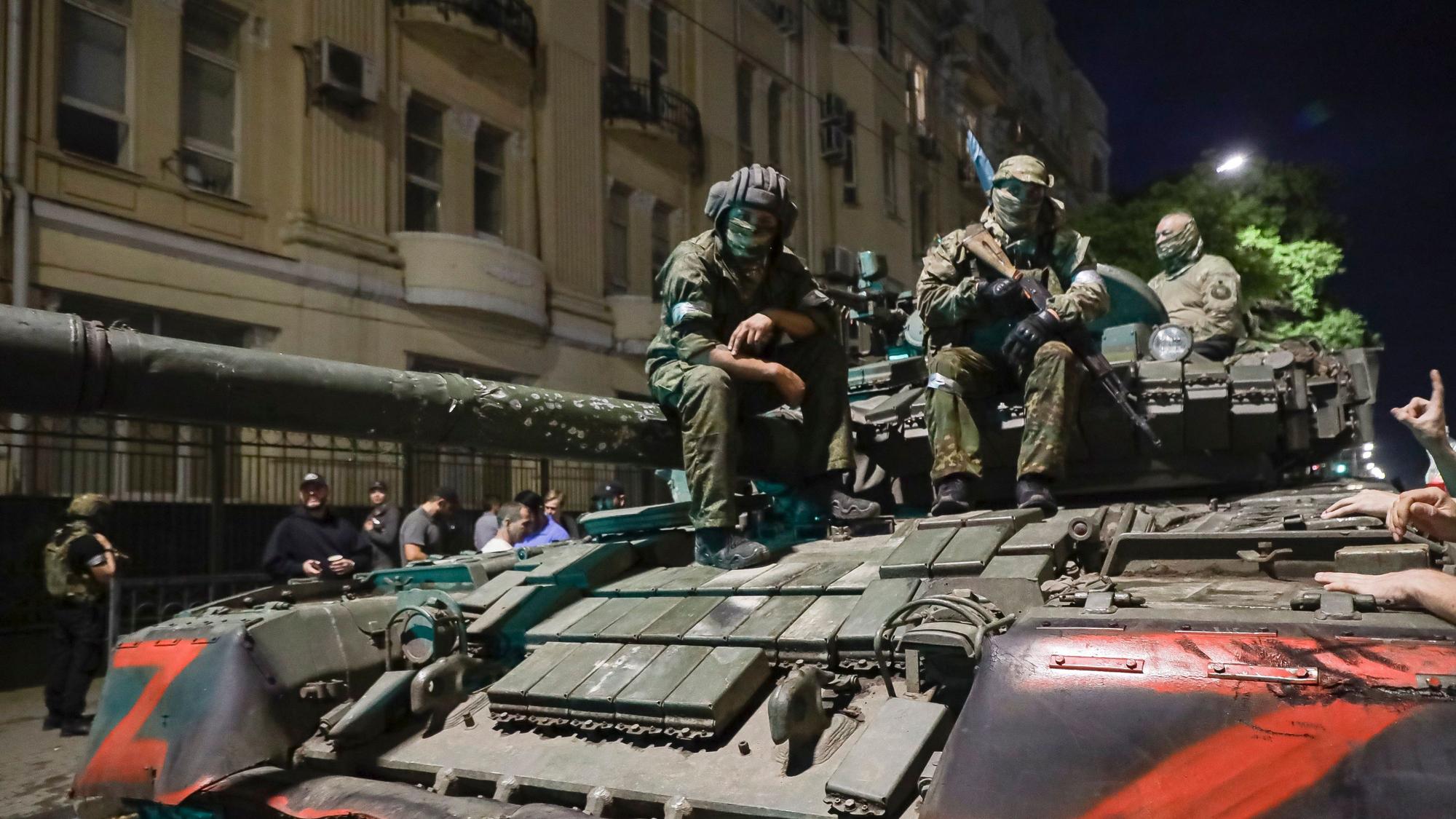 Mitglieder der Wagner-Armee sitzen auf einem Panzer