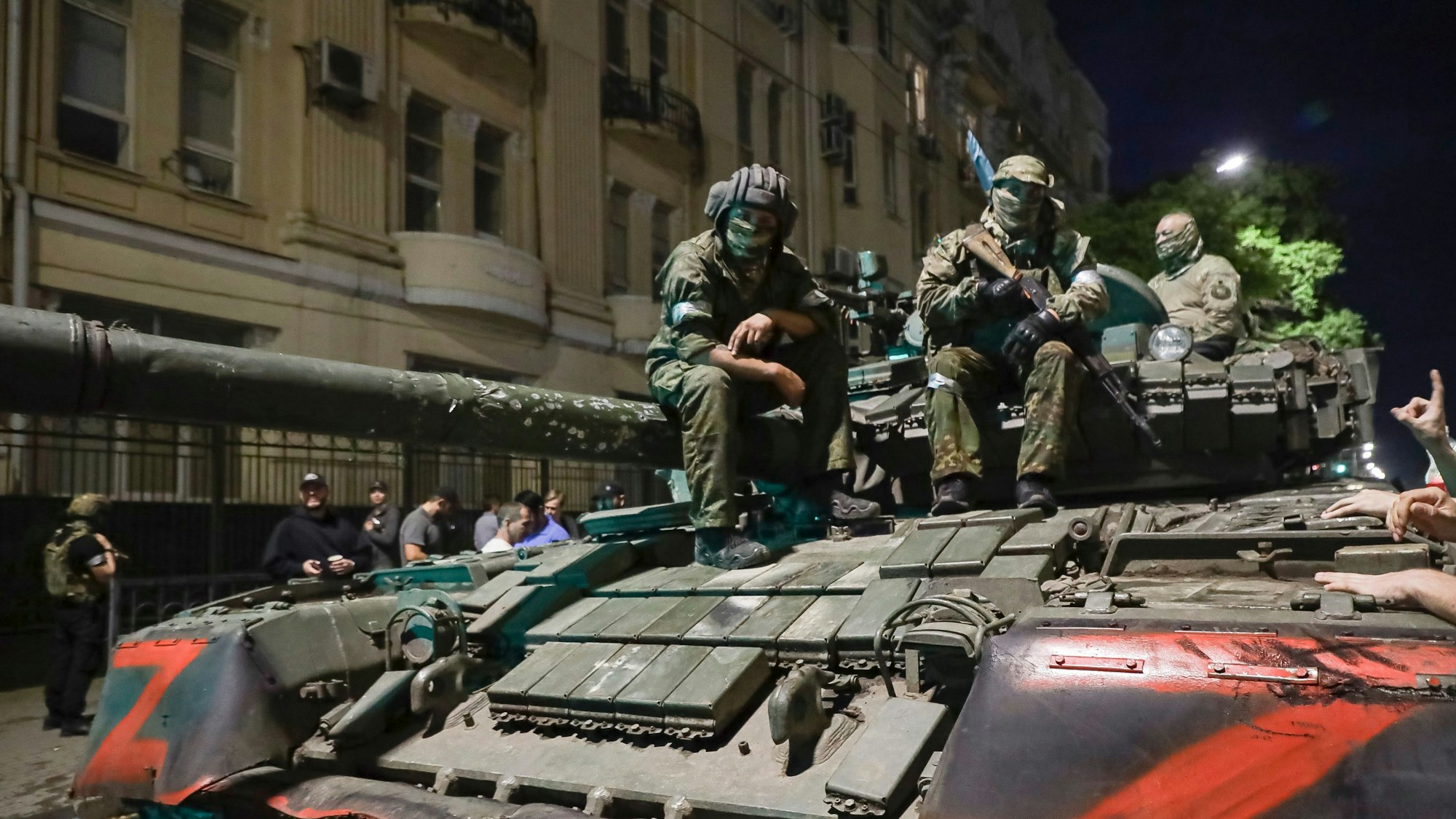 Mitglieder der Wagner-Armee sitzen auf einem Panzer