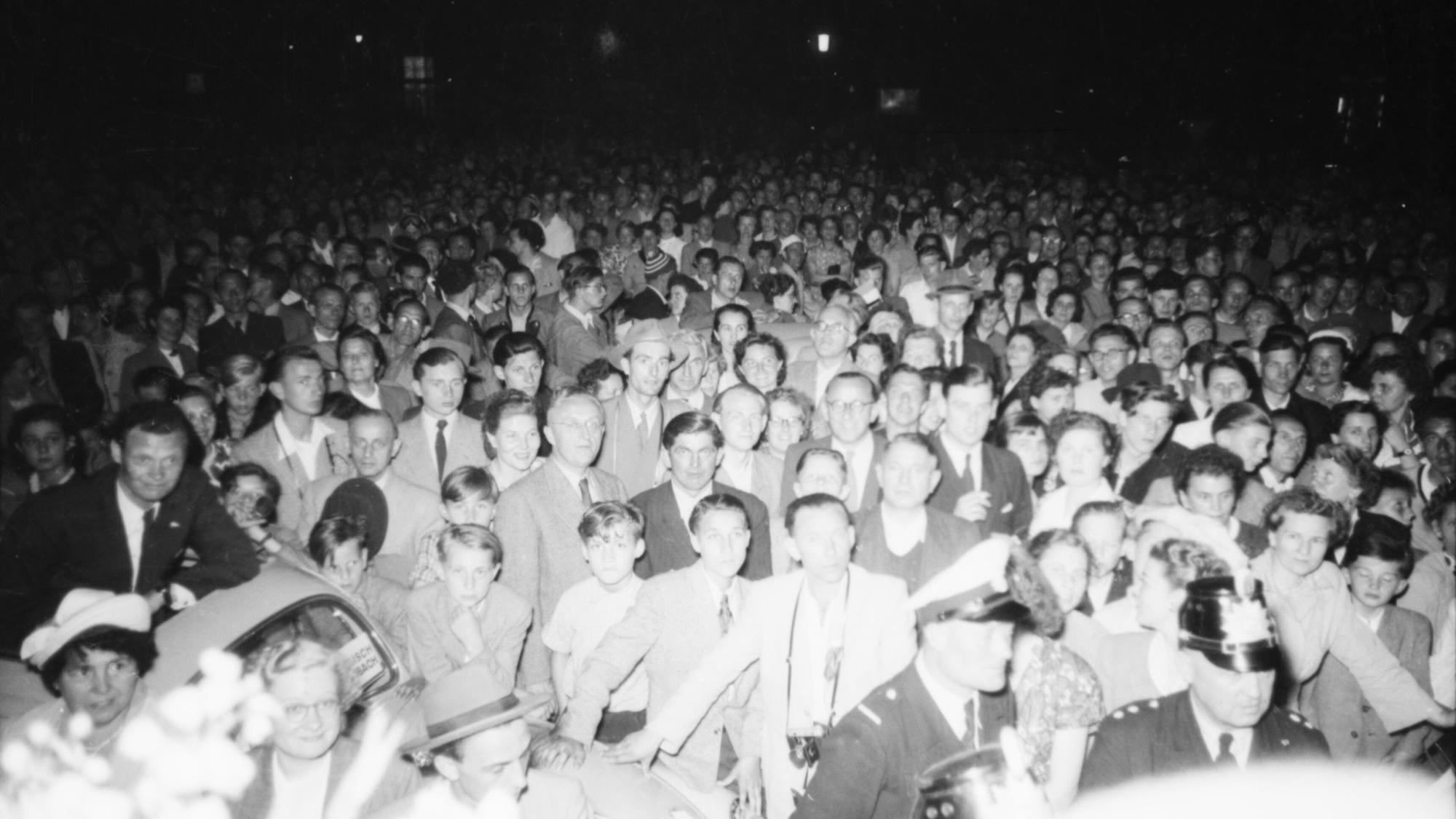 Am Abend des 28. Juni 1953 haben sich 30000 Menschen auf dem Gladbacher Marktplatz versammelt.