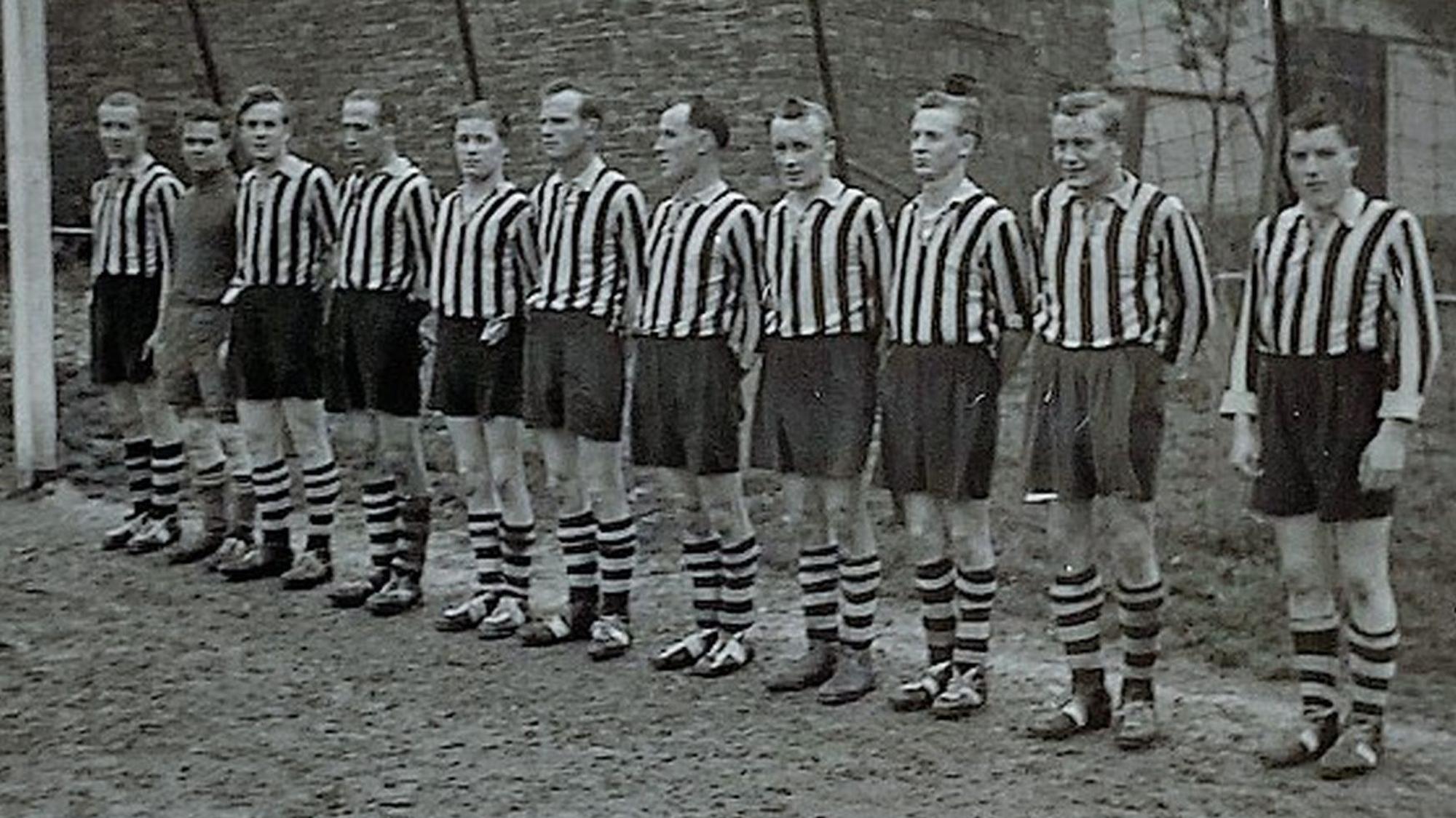 Die Houverather Elf des Jahres 1948 steht in blau-weißen Trikots im Tor des Fußballplatzes.
