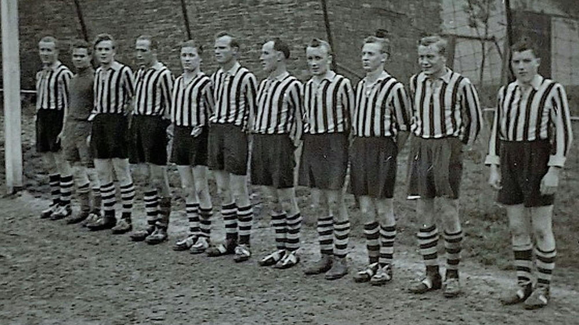 Die Houverather Elf des Jahres 1948 steht in blau-weißen Trikots im Tor des Fußballplatzes.