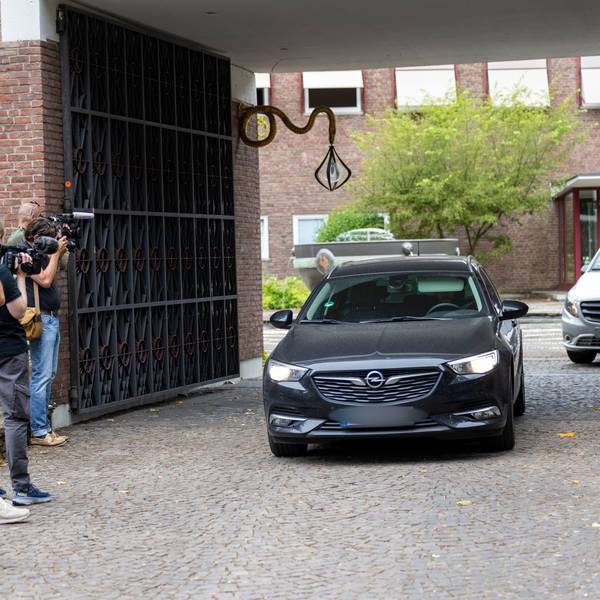 , Köln: Fahrzeuge der Staatsanwaltschaft verlassen die Erzbischöfliche Residenz.