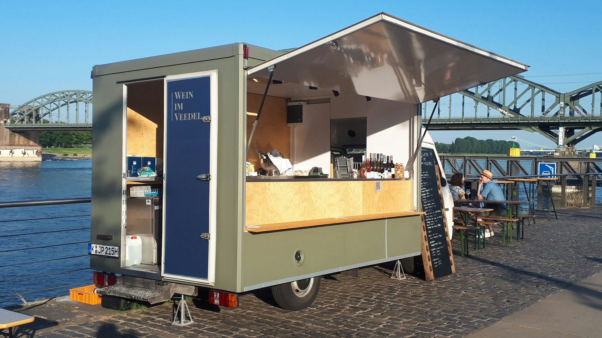 Bis September steht das „Wein im Veedel“-Mobil am Rheinauhafen-Südkai.