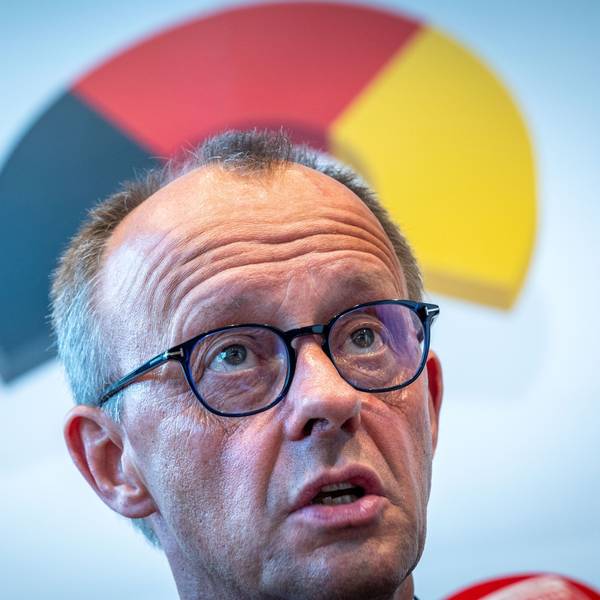 Friedrich Merz, Vorsitzender der CDU, sitzt vor einer Wand mit dem Logo der Partei bei einer Pressekonferenz.