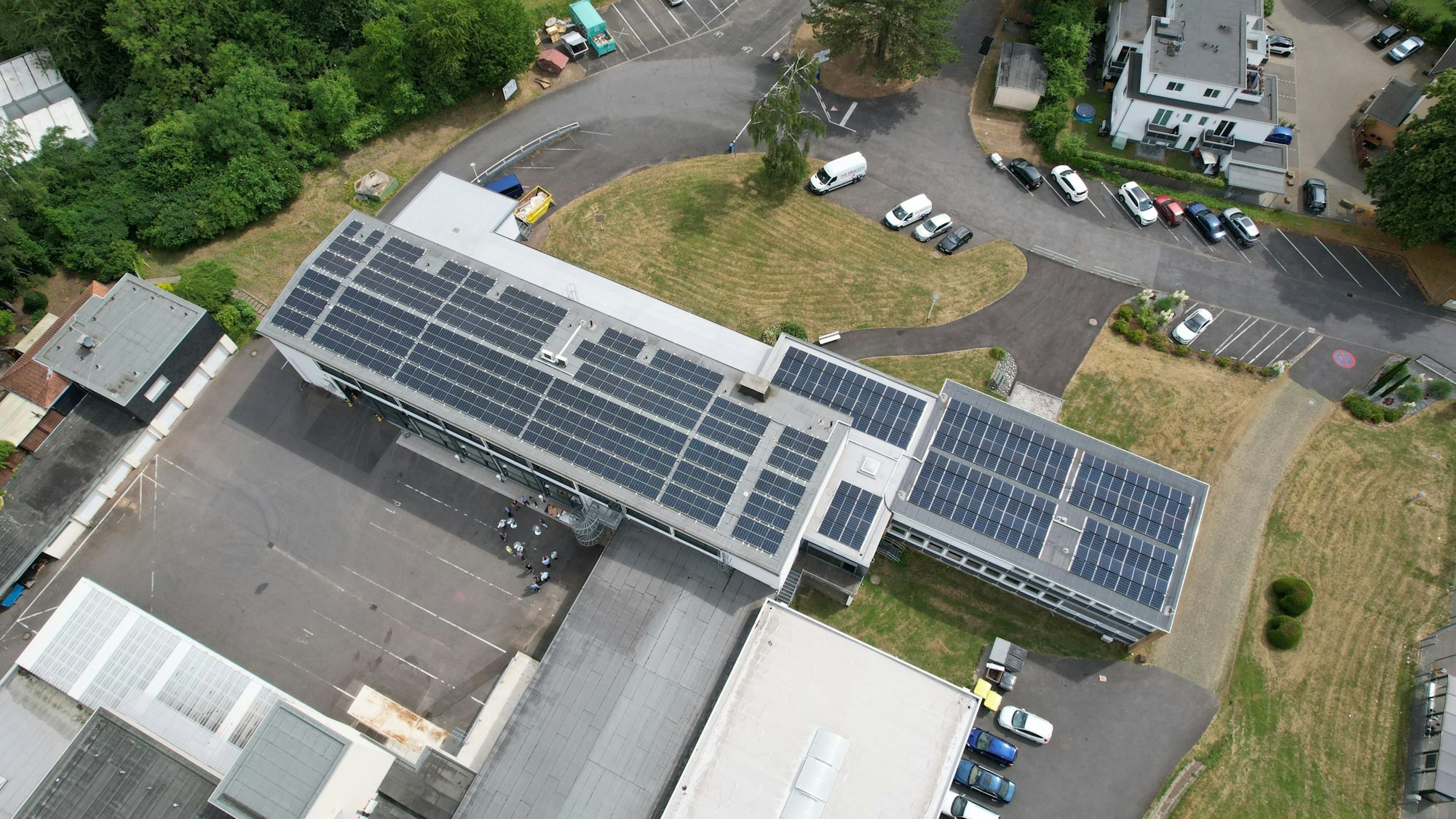 Das Foto zeigt die Solarmodule auf dem Dach der Firma Heider.