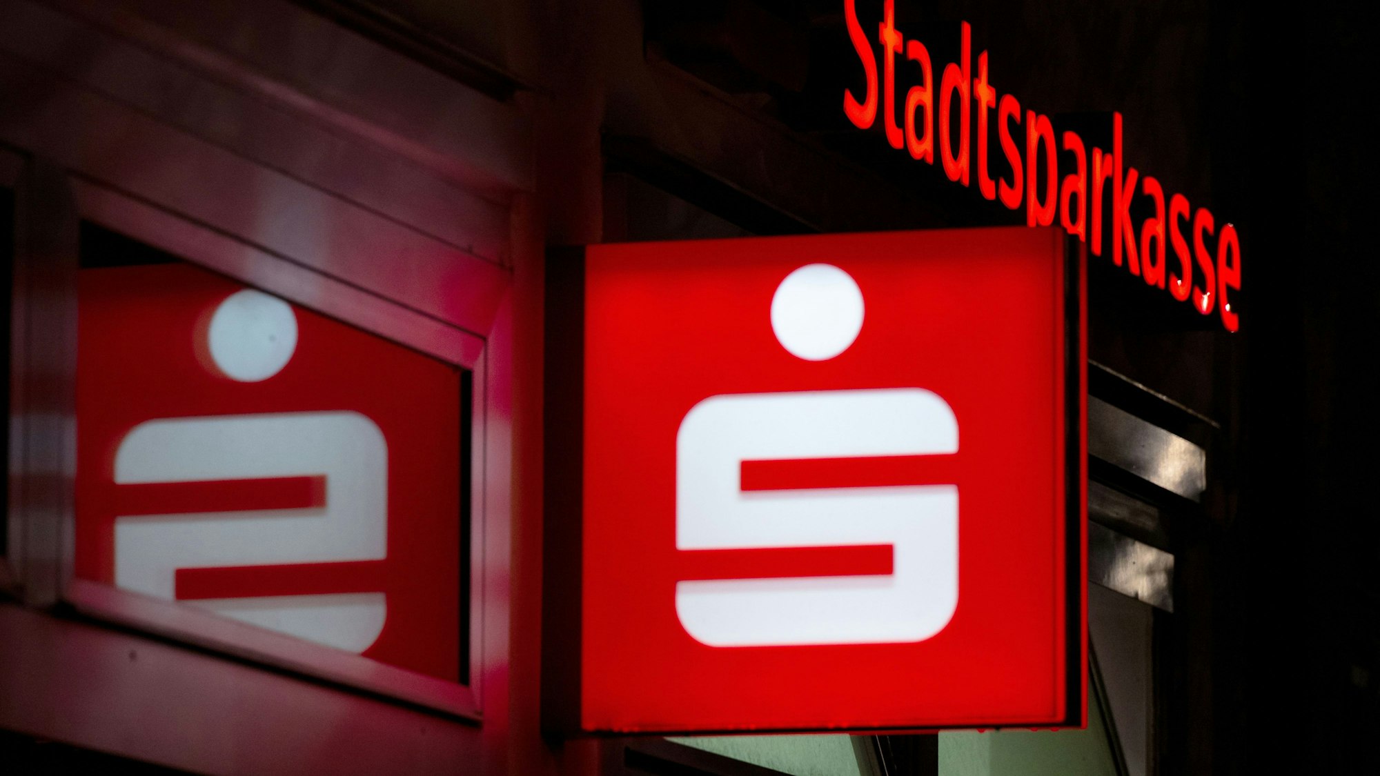 Ein flächendeckendes Filial- und Geldautomatennetz sowie Zinsen aufs Ersparte - dazu wollen Verbraucherschützer in Bayern, Brandenburg und Hessen die Sparkassen verpflichten.