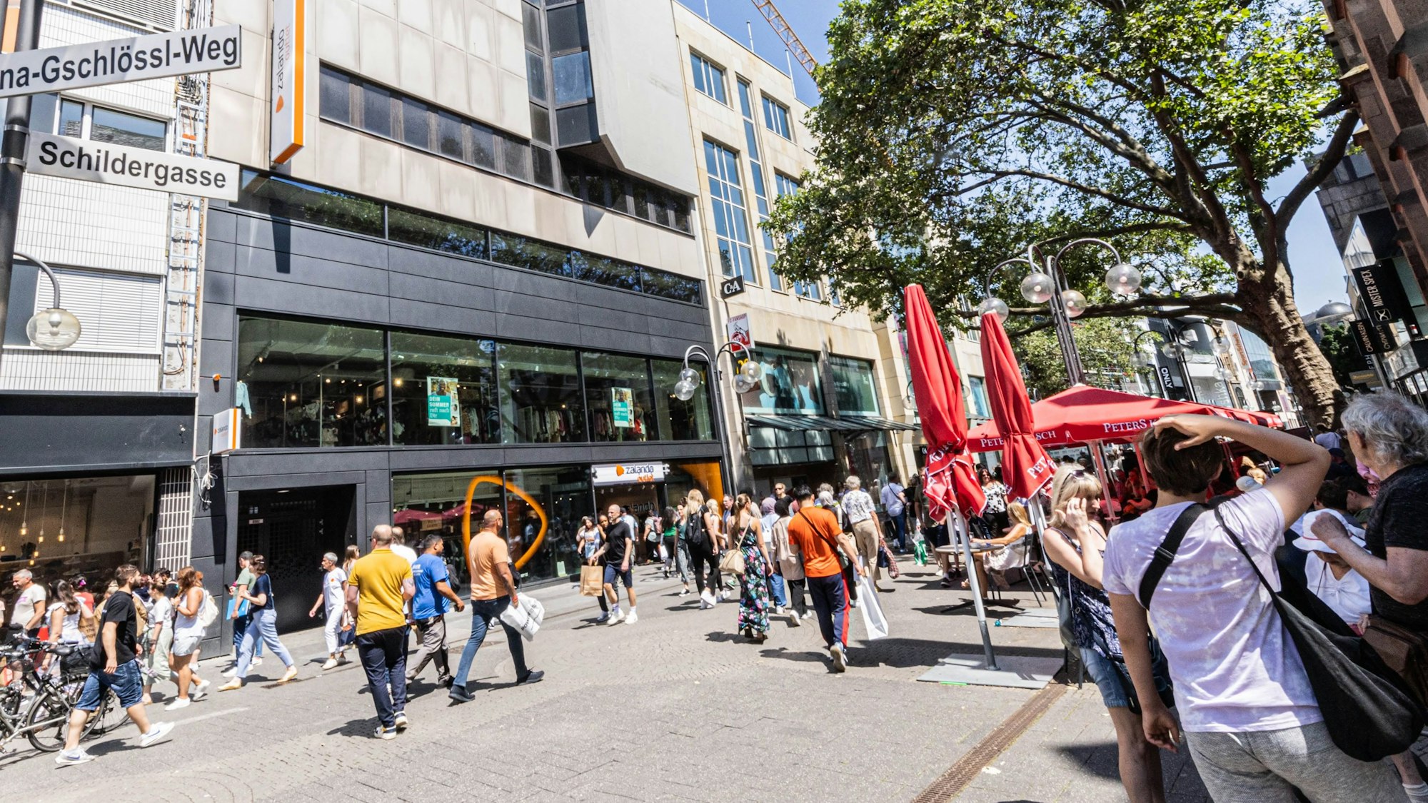 Die reine Shoppingmeile wird laut Experten der Vergangenheit angehören. Im ehemaligen Kämpgen-Haus an der Schildergasse wird eine Boulder-Lounge eingerichtet.