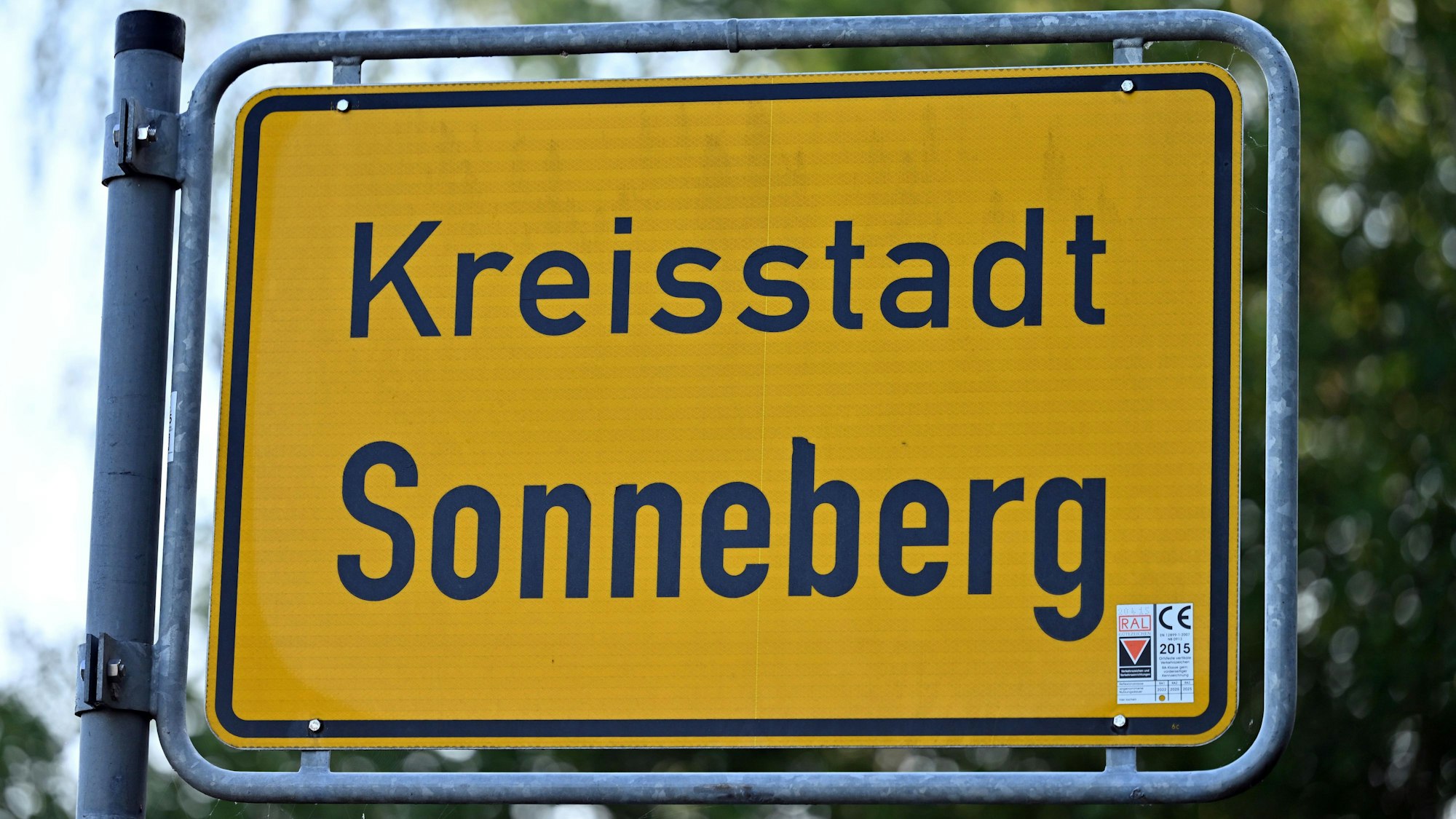 Das Sonneberger Ortsschild (Symbolbild): Im Kreis Sonneberg hat ein mutmaßlicher Neonazi mit einer Aktion an einem Kindergarten die Empörung, unter anderem des Bürgermeisters, auf sich gezogen.