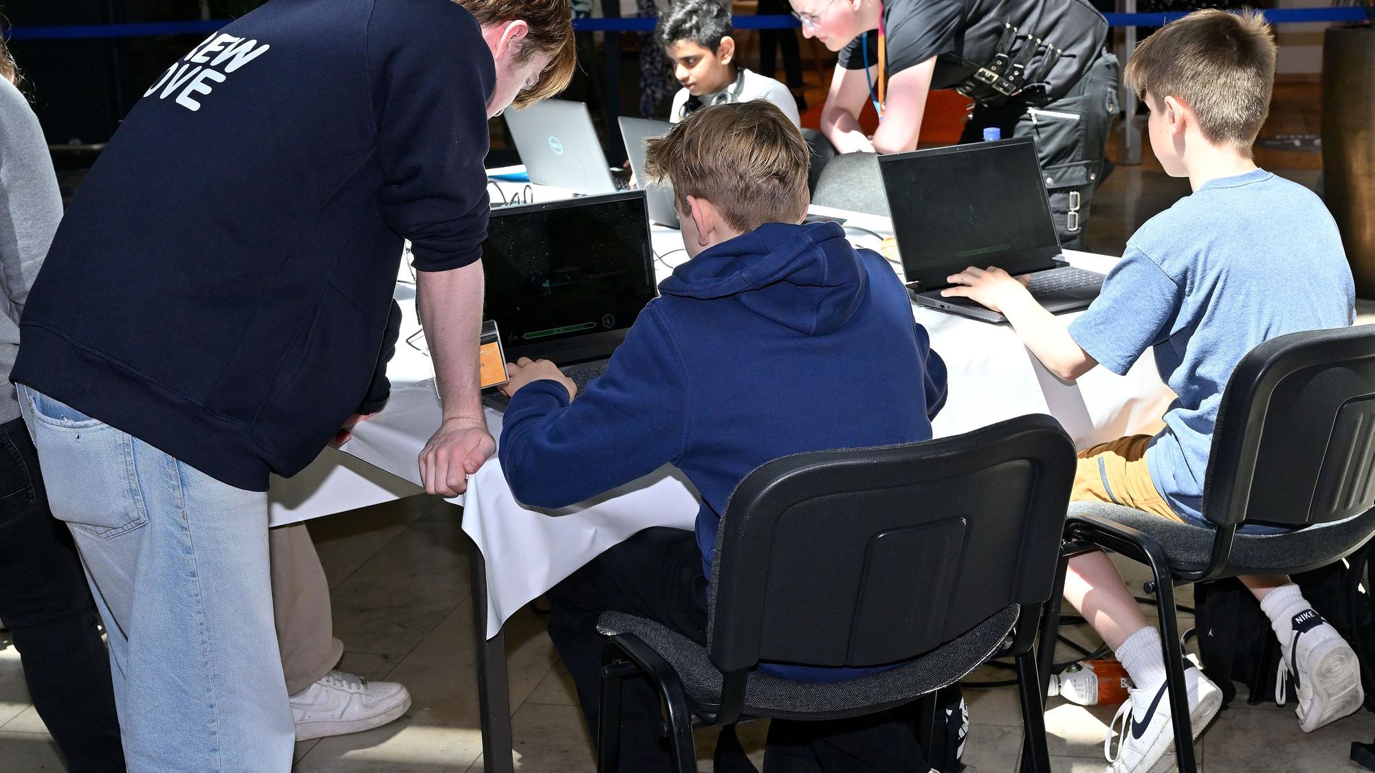 Das bib college zeigt House of Code in der RheinBerg Galerie mit Virtual Escape Room und Game Challenge.