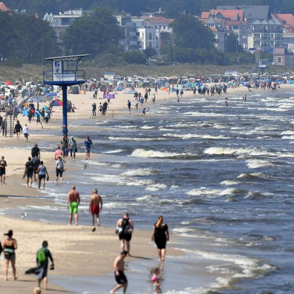 ARCHIV - 13.06.2020, Mecklenburg-Vorpommern, Heringsdorf: Touristen spazieren am Strand an der Ostsee auf der Insel Usedom entlang. Millionen Urlauber in Deutschland fahren jedes Jahr ans Meer. Doch Küste ist nicht gleich Küste. Wer es mild und romantisch mag, bevorzugt die Ostsee. Wilder und rauer geht es hingegen an der Nordsee zu. (zu dpa "Nordsee vs. Ostsee - Was Urlauber an die Küsten zieht") Foto: Stefan Sauer/dpa-Zentralbild/dpa +++ dpa-Bildfunk +++
