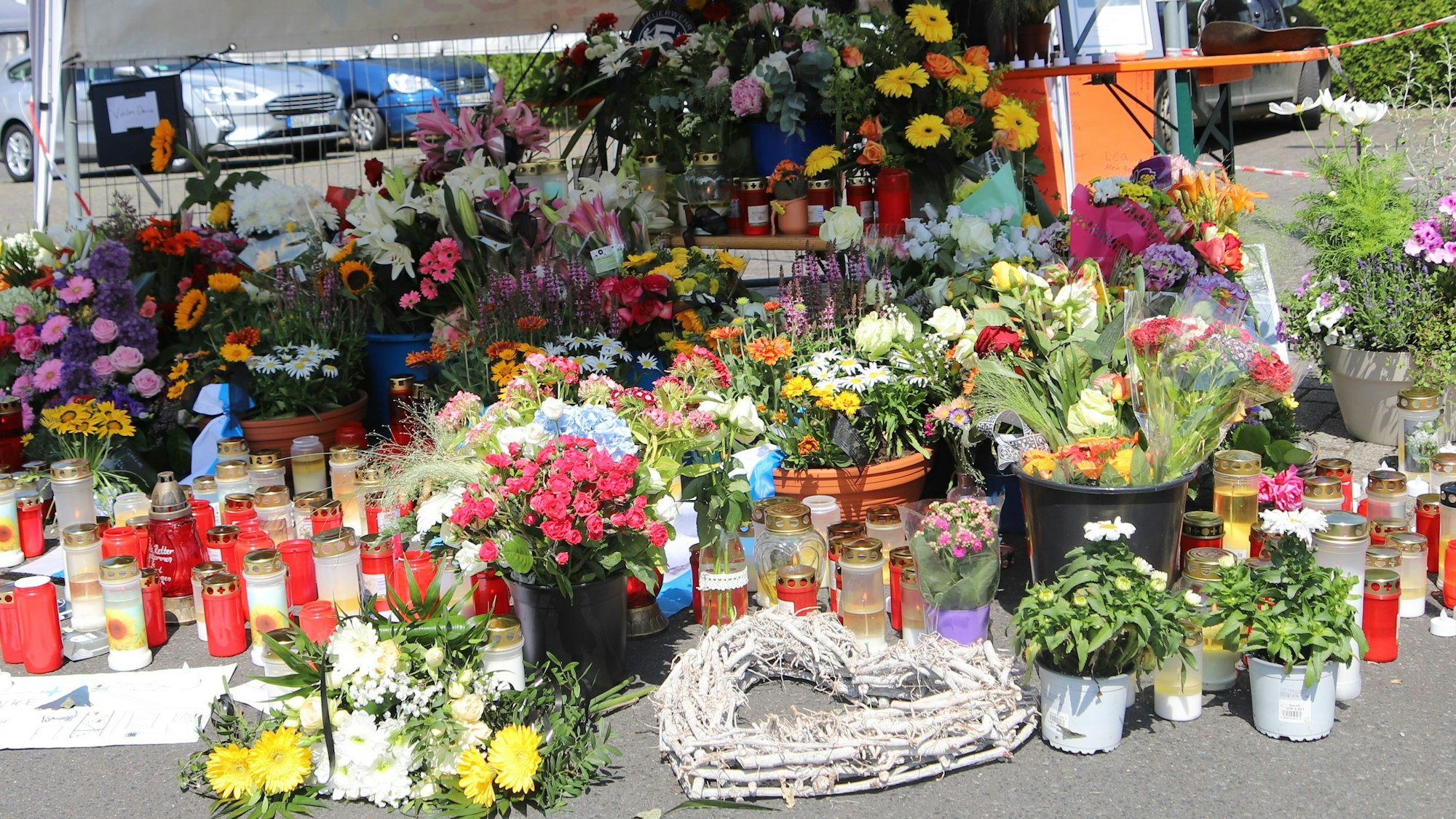 Blumen und Kerzen für die beiden toten Feuerwehrleute wurden an der Wache der Löscheinheit Niederpleis abgelegt.