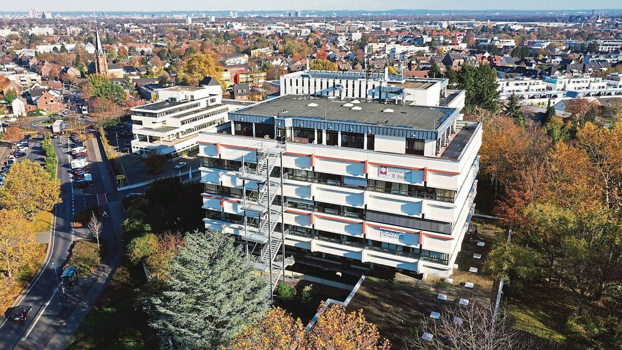 Eine Luftaufnahme vom Caritas Seniorenzentrum in Hürth-Hermülheim, um das Gebäude stehen Bäume.