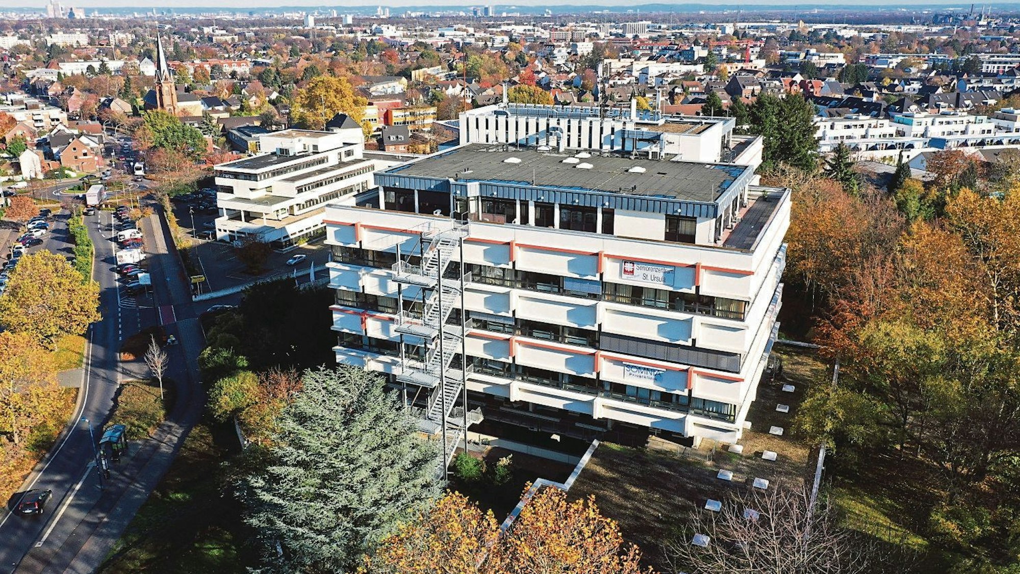 Auf dem Foto ist das Caritas-Seniorenzentrum St. Ursula in Hürth aus der Vogelperspektive zu sehen. Dort ereignete sich die schreckliche Tat.