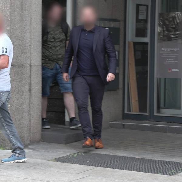 27.06.2023, Nordrhein-Westfalen, Köln: Kisten werden bei einer Durchsuchung im Kölner Offizialat aus dem Gebäude getragen.