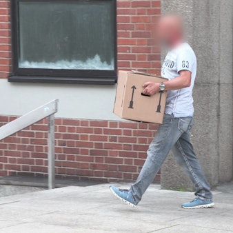 27.06.2023, Nordrhein-Westfalen, Köln: Kisten werden bei einer Durchsuchung im  Kölner Offizialat aus dem Gebäude getragen.