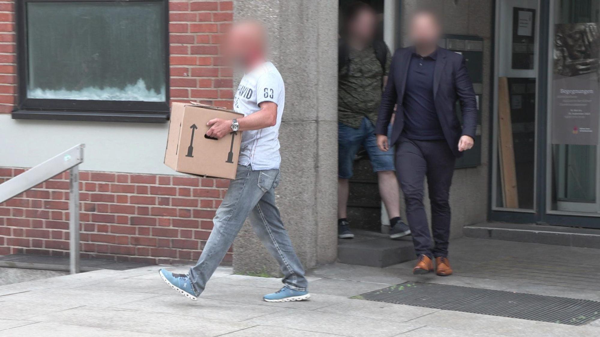 27.06.2023, Nordrhein-Westfalen, Köln: Kisten werden bei einer Durchsuchung im Kölner Offizialat aus dem Gebäude getragen.