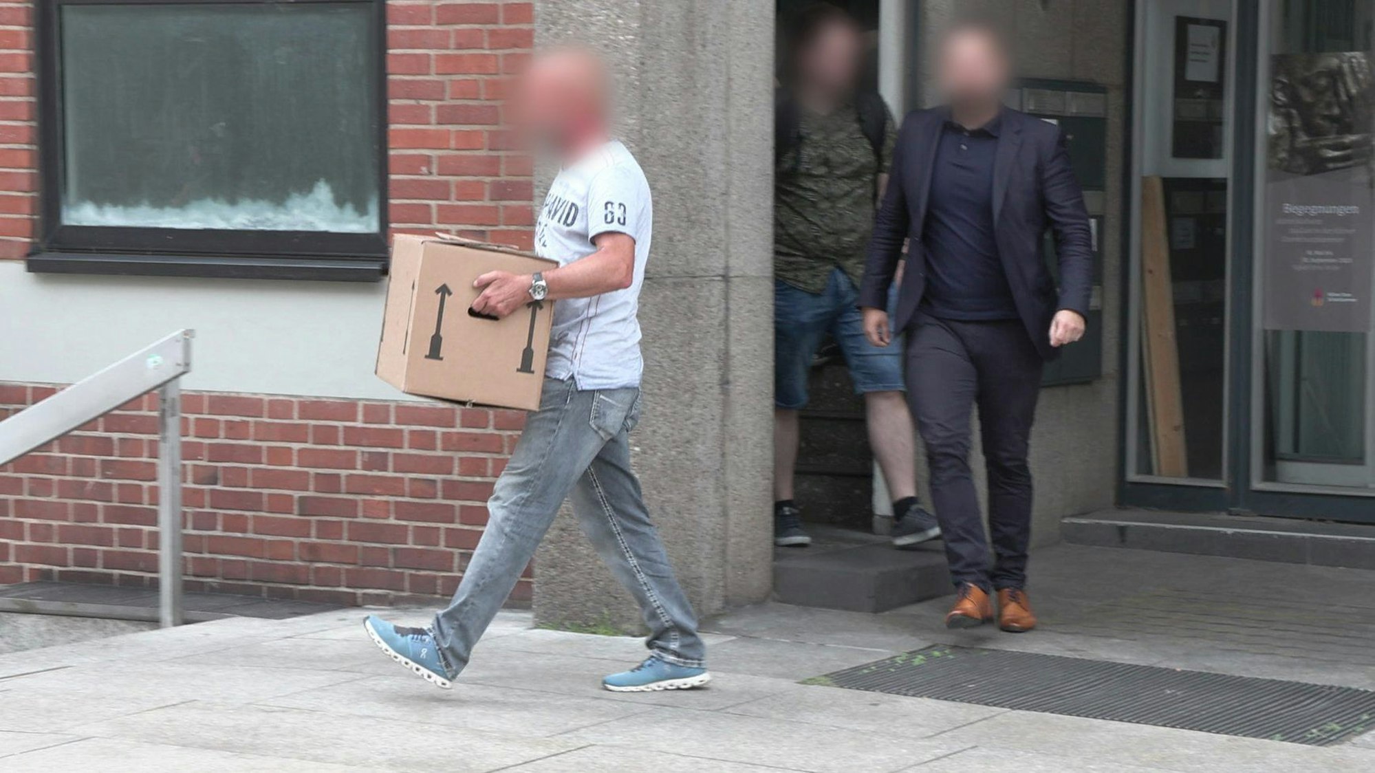 27.06.2023, Nordrhein-Westfalen, Köln: Kisten werden bei einer Durchsuchung im  Kölner Offizialat aus dem Gebäude getragen.