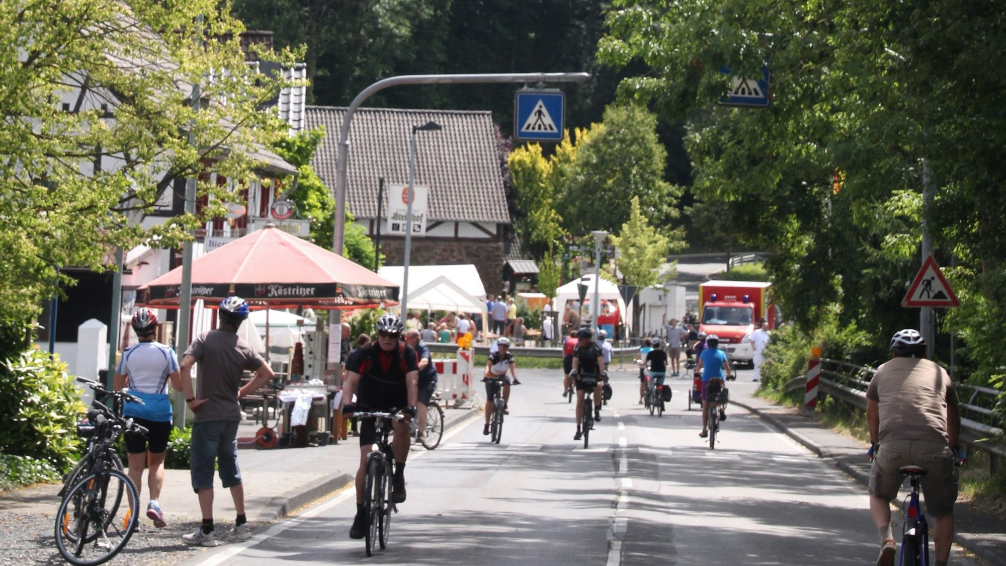 Radfahrer fahren auf der Straße.