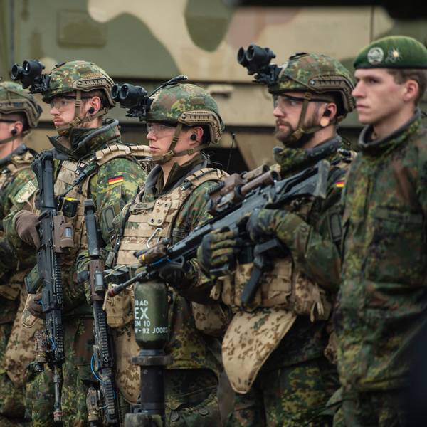 Soldaten der Bundeswehr stehen bei einer Übung im Gelände in der Lüneburger Heide.