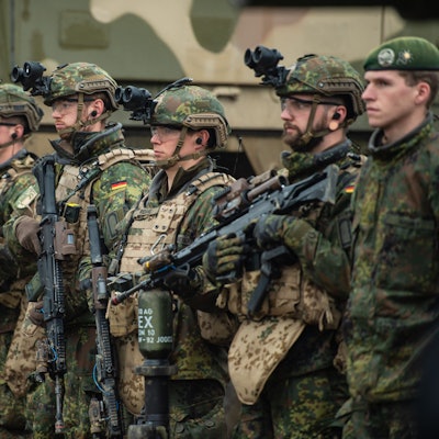 Soldaten der Bundeswehr stehen bei einer Übung im Gelände in der Lüneburger Heide.