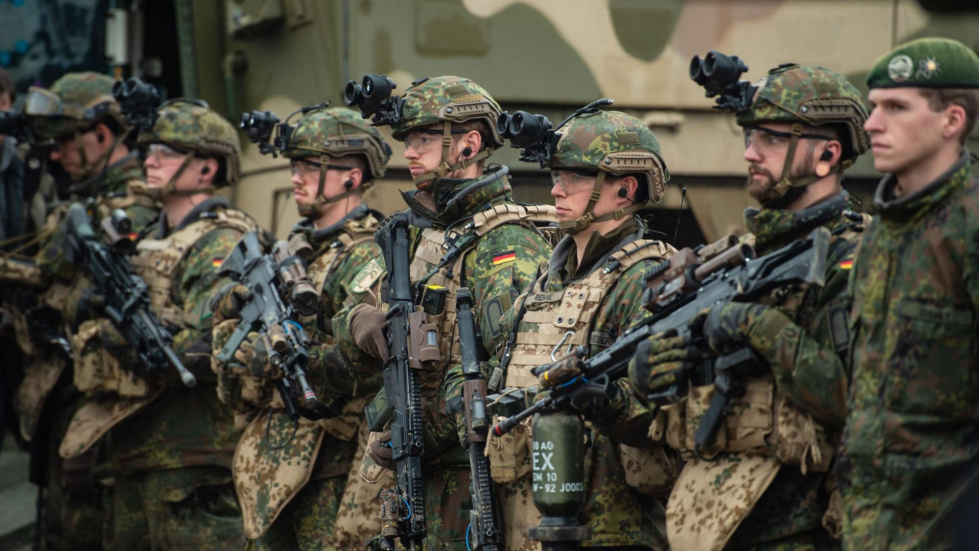 Soldaten der Bundeswehr stehen bei einer Übung im Gelände in der Lüneburger Heide.