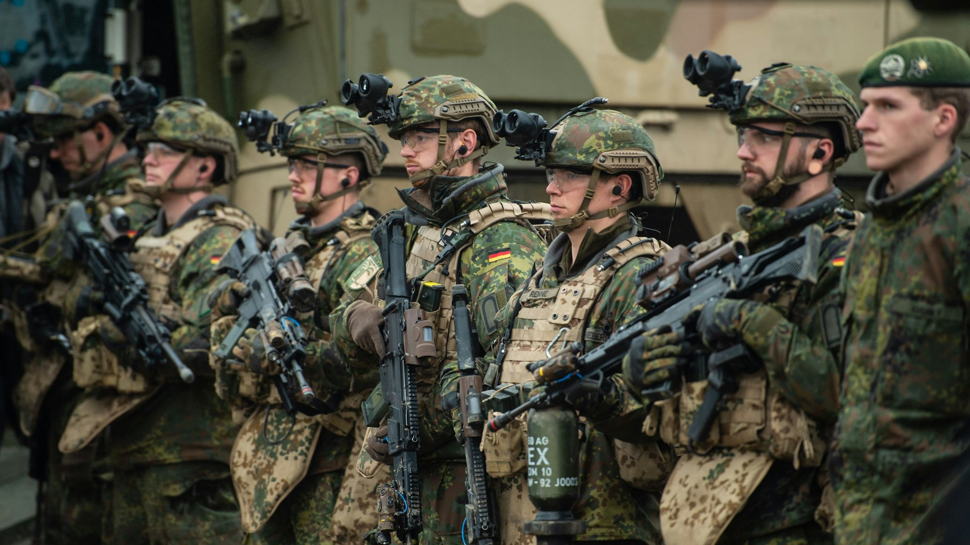 Soldaten der Bundeswehr stehen bei einer Übung im Gelände in der Lüneburger Heide.