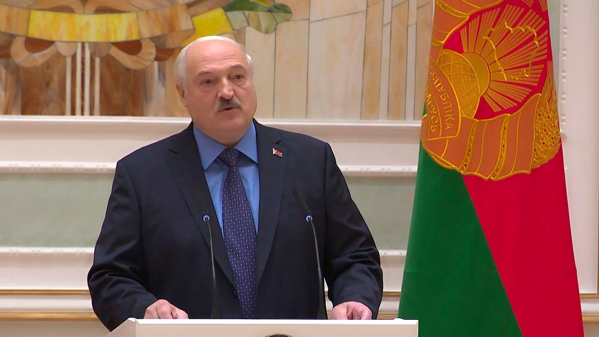 Der belarussische Präsident Alexander Lukaschenko bei seiner Rede während einer Zeremonie zur Verleihung der Epauletten des Generals in Minsk: Lukaschenko bezeichnete den Aufstand von Wagner als erhebliche Bedrohung.