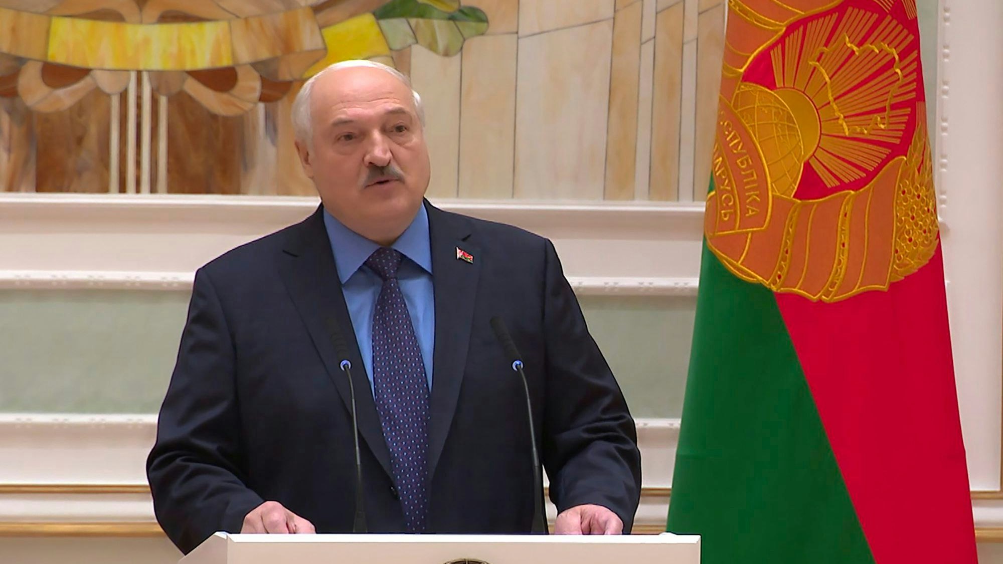 Der belarussische Präsident Alexander Lukaschenko bei seiner Rede während einer Zeremonie zur Verleihung der Epauletten des Generals in Minsk: Lukaschenko bezeichnete den Aufstand von Wagner als erhebliche Bedrohung.