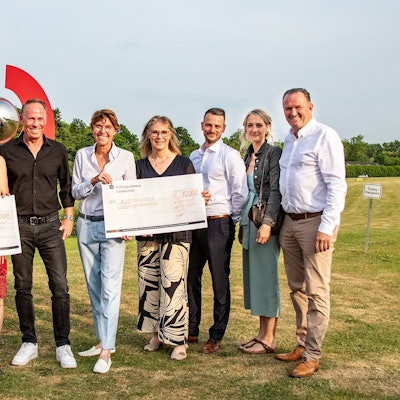 Bettina Böttinger mit den Vertretern des Lions-Clubs, der Caritas Euskirchen und dem Verein Frauen helfen Frauen bei der Scheckübergabe auf dem Golfplatz.