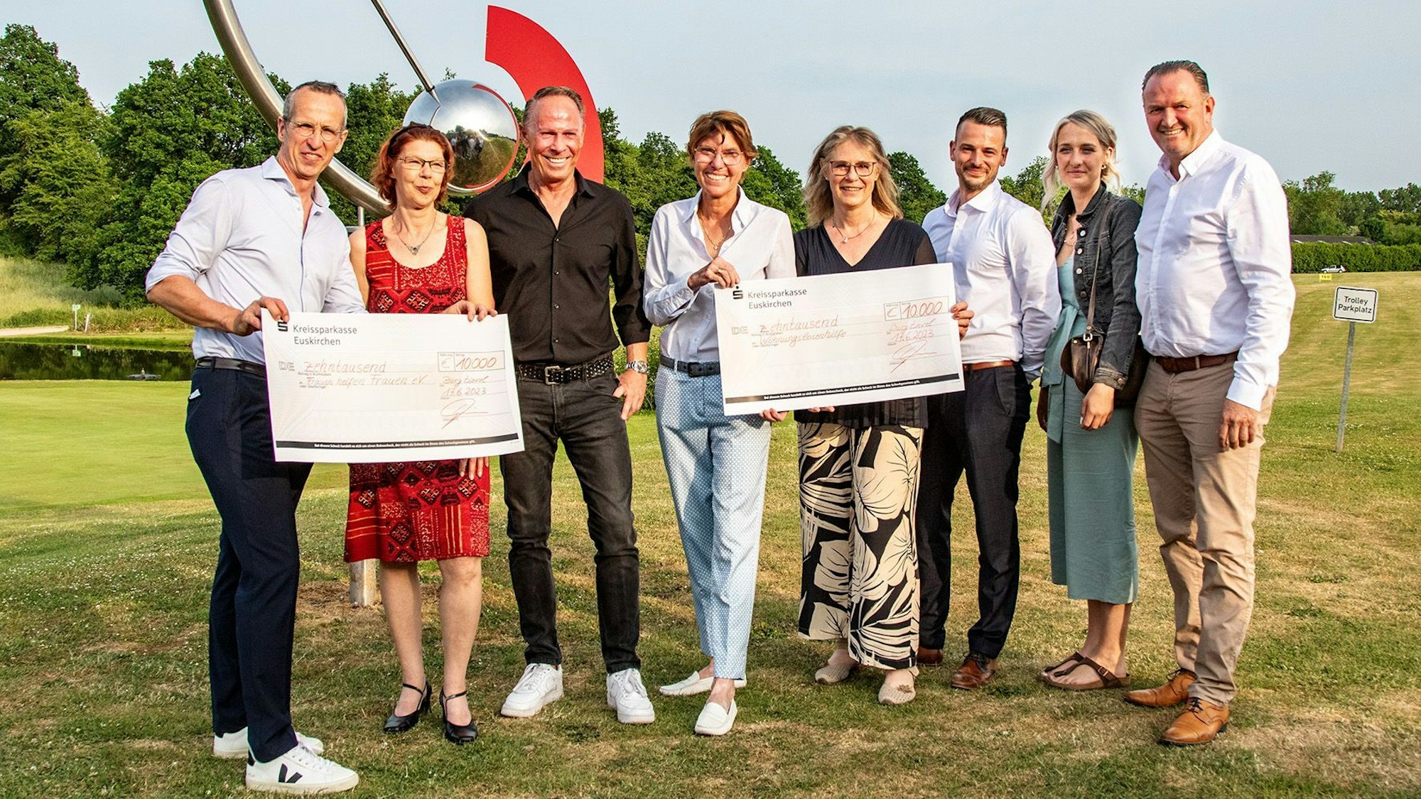 Bettina Böttinger mit den Vertretern des Lions-Clubs, der Caritas Euskirchen und dem Verein Frauen helfen Frauen bei der Scheckübergabe auf dem Golfplatz.