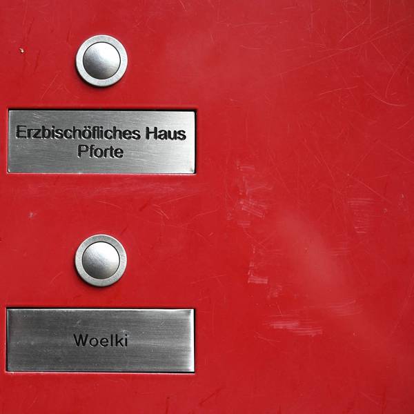 Ein Klingelschild mit dem Namen Woelki und ein Schild mit der Aufschrift "erzbischöfliches Haus Pforte"