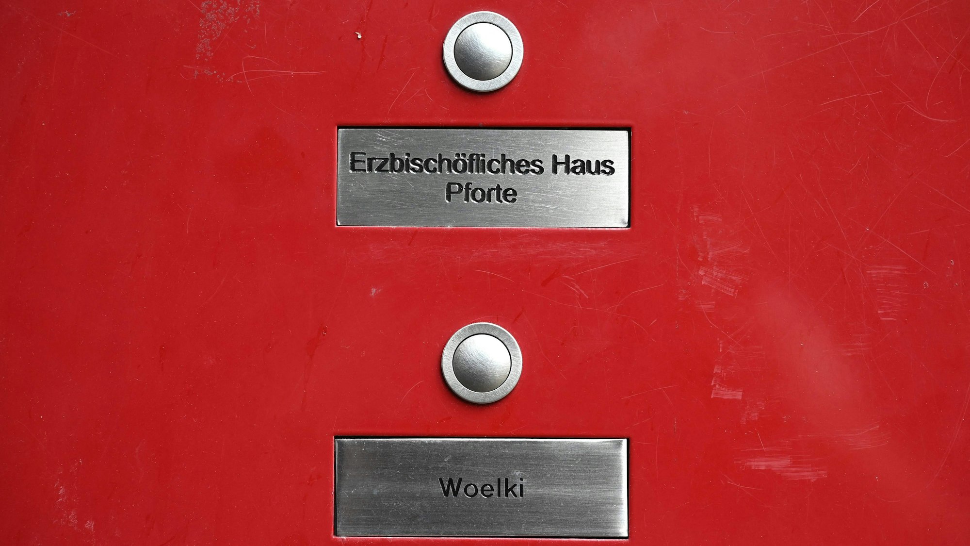 Ein Klingelschild mit dem Namen Woelki und ein Schild mit der Aufschrift "erzbischöfliches Haus Pforte"