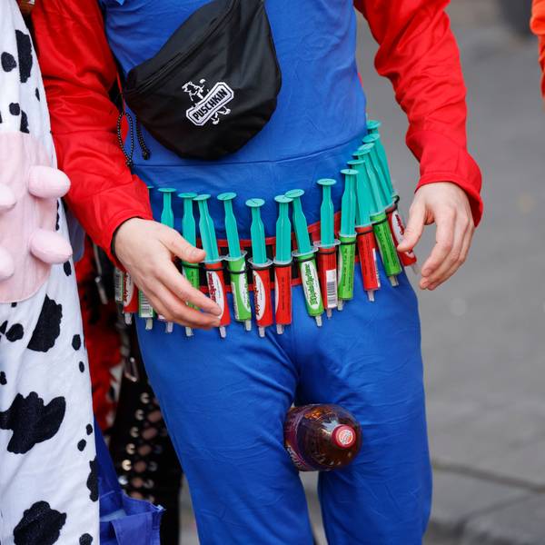 Junge Leute feiern an Weiberfastnacht auf der Zülpicher Straße.