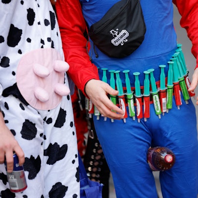 Junge Leute feiern an Weiberfastnacht auf der Zülpicher Straße.