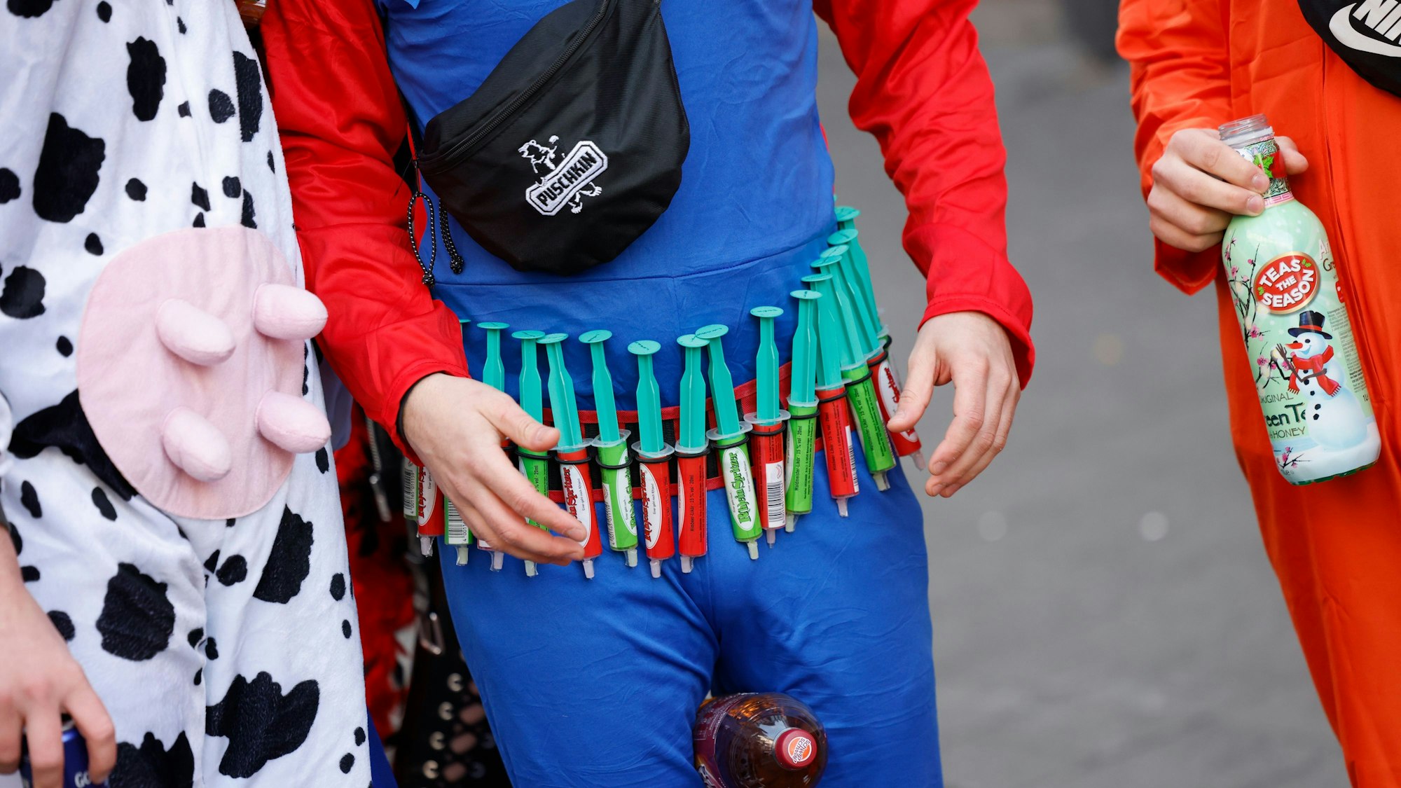 Junge Leute feiern an Weiberfastnacht auf der Zülpicher Straße.