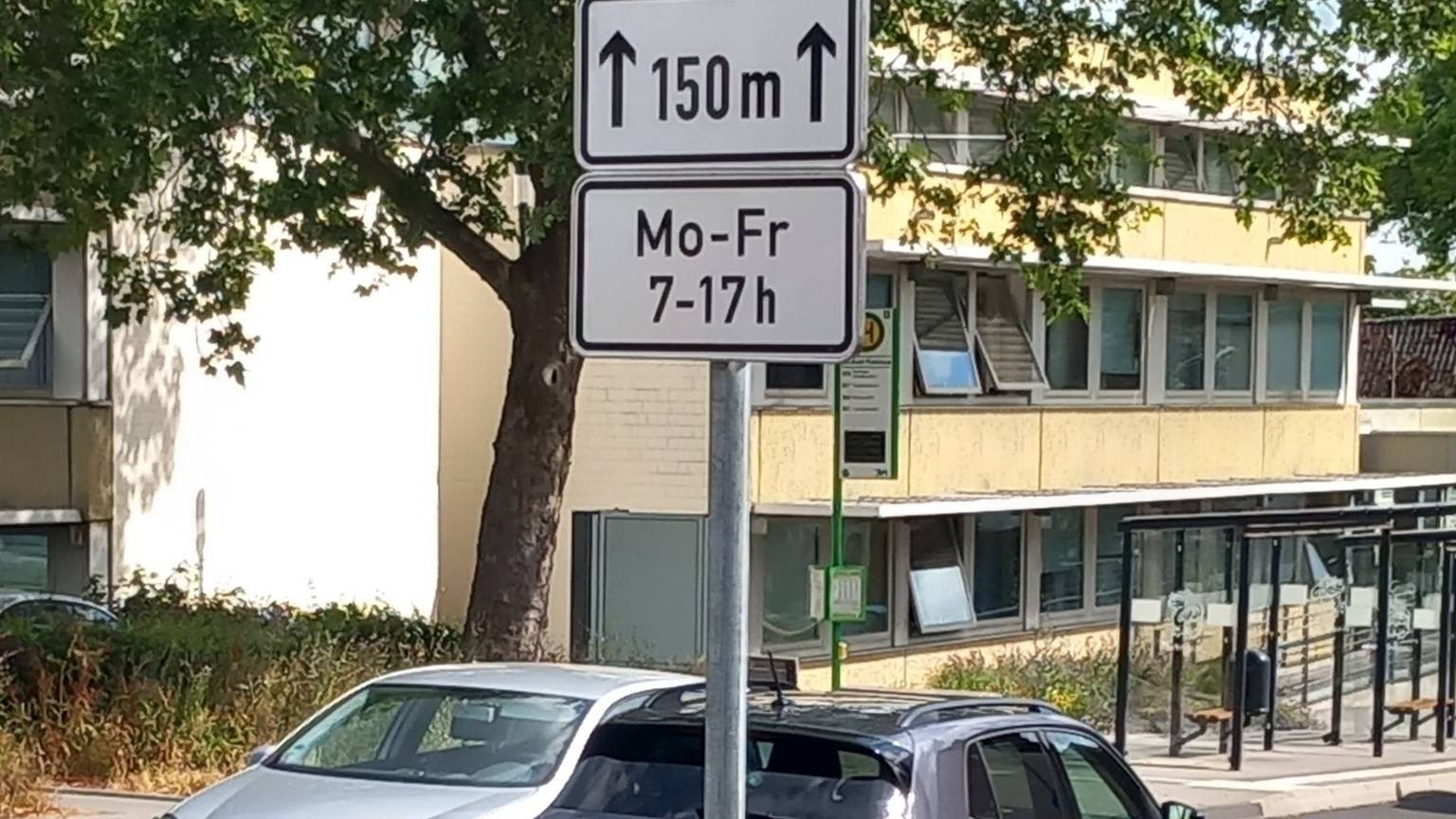 27. Juni 2023: Tempo 30 am Rathaus der Gemeinde Wachtberg in Berkum. Neue Geschwindigkeitsbegrenzung angeordnet und ausgeschildert.