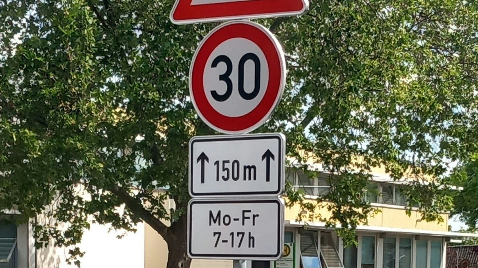 27. Juni 2023: Tempo 30 am Rathaus der Gemeinde Wachtberg in Berkum. Neue Geschwindigkeitsbegrenzung angeordnet und ausgeschildert.