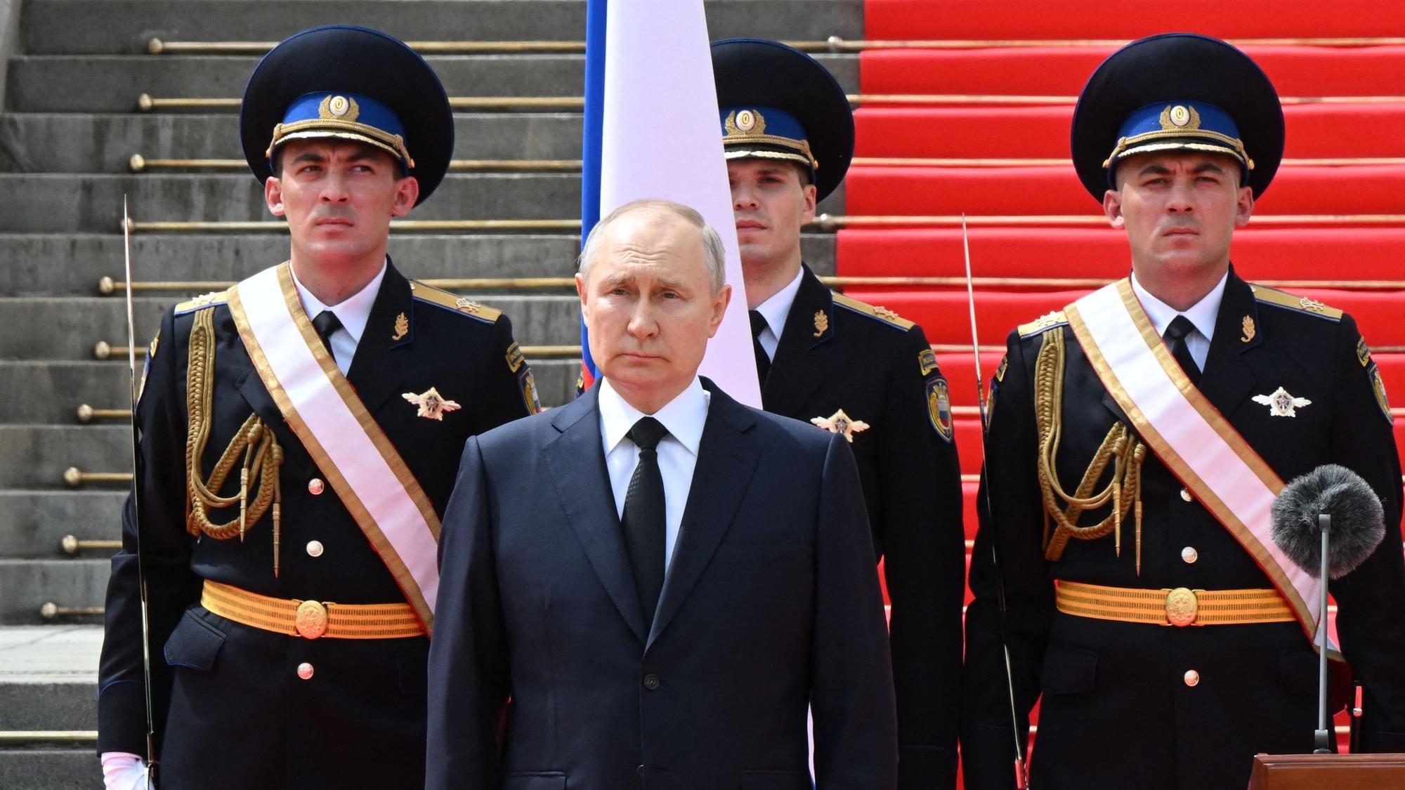 Der russische Präsident Wladimir Putin bat in seiner Rede um eine Schweigeminute für die Piloten, die während eines Aufstands der Wagner-Söldner bei Zusammenstößen mit den Meuterern ums Leben gekommen waren.
