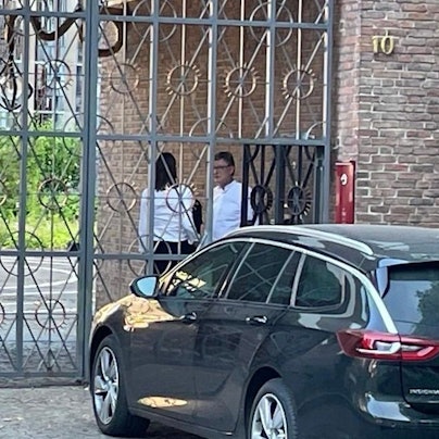 Kardinal Woelki öffnet eine Tür.