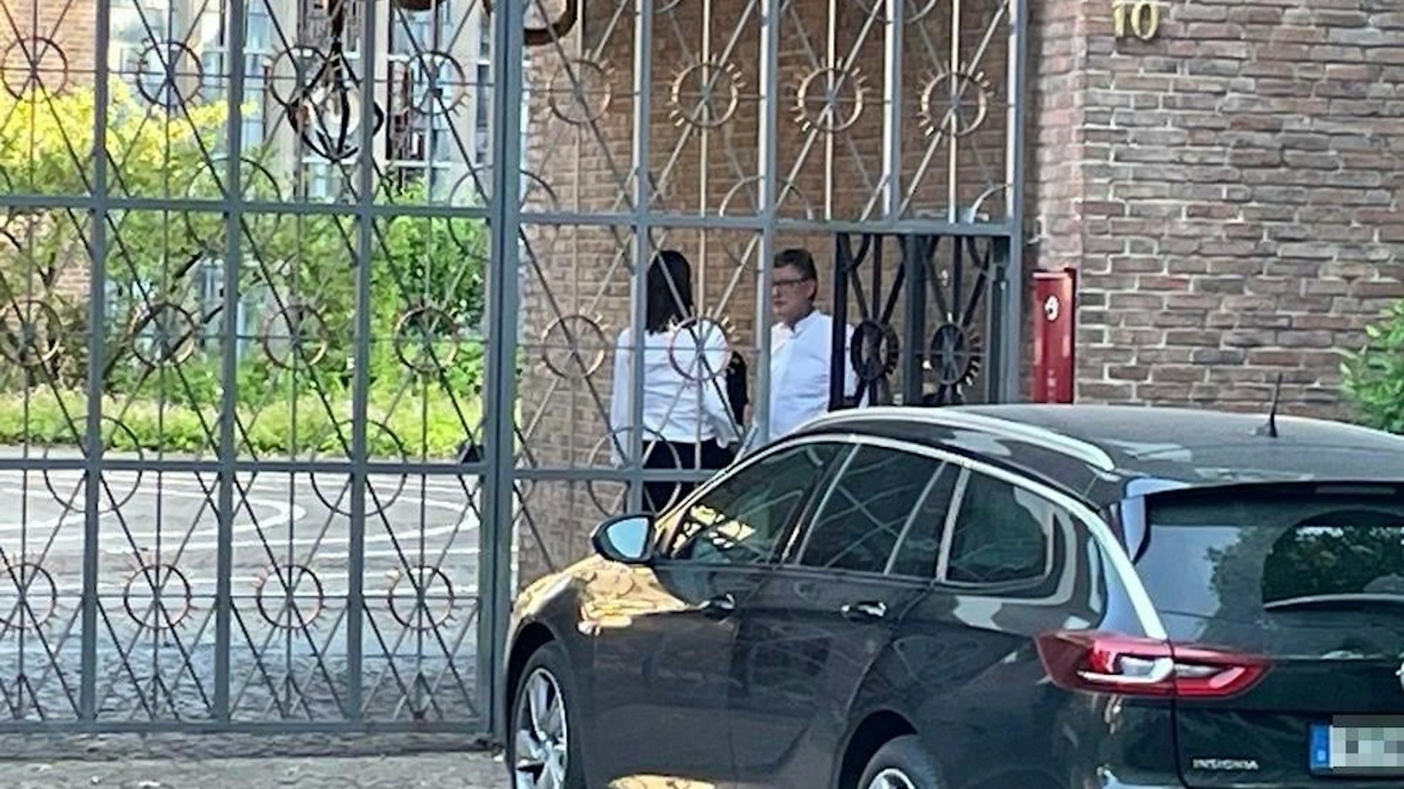 Kardinal Woelki öffnet eine Tür.