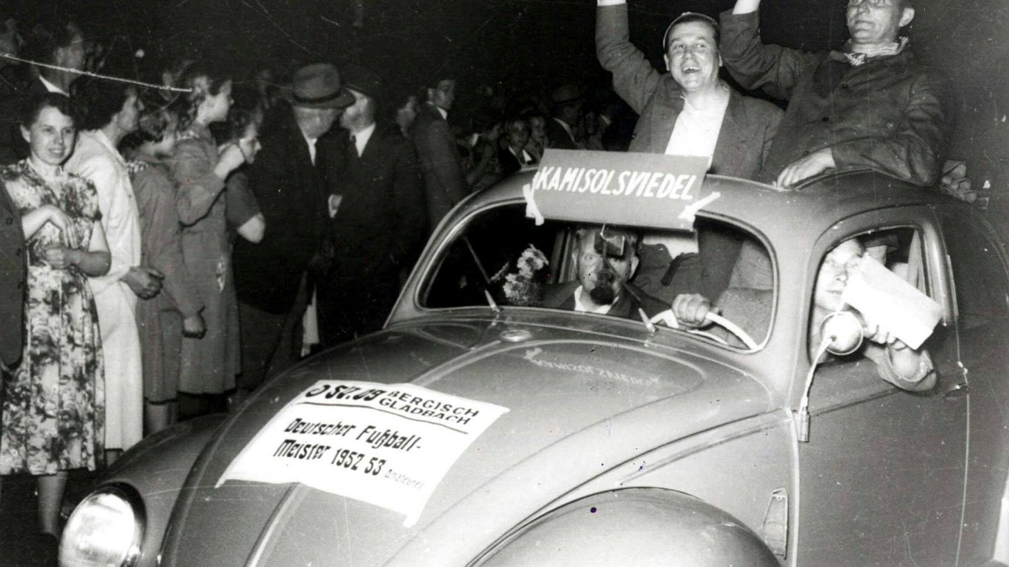 Mit dem VW Käfer erreichen einige Spieler den Marktplatz.