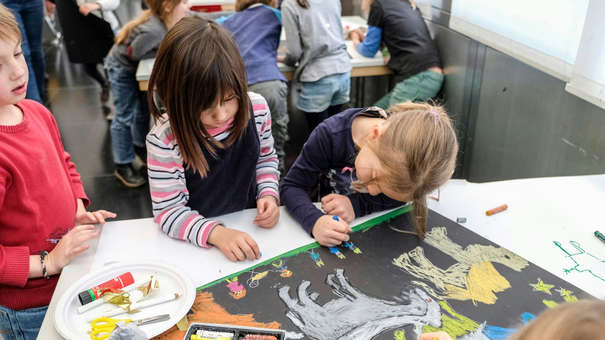 Kinder malen ein Bild.