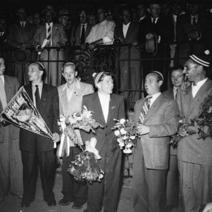 Das Foto zeigt die Spieler vor dem Rathaus in Bergisch Gladbach