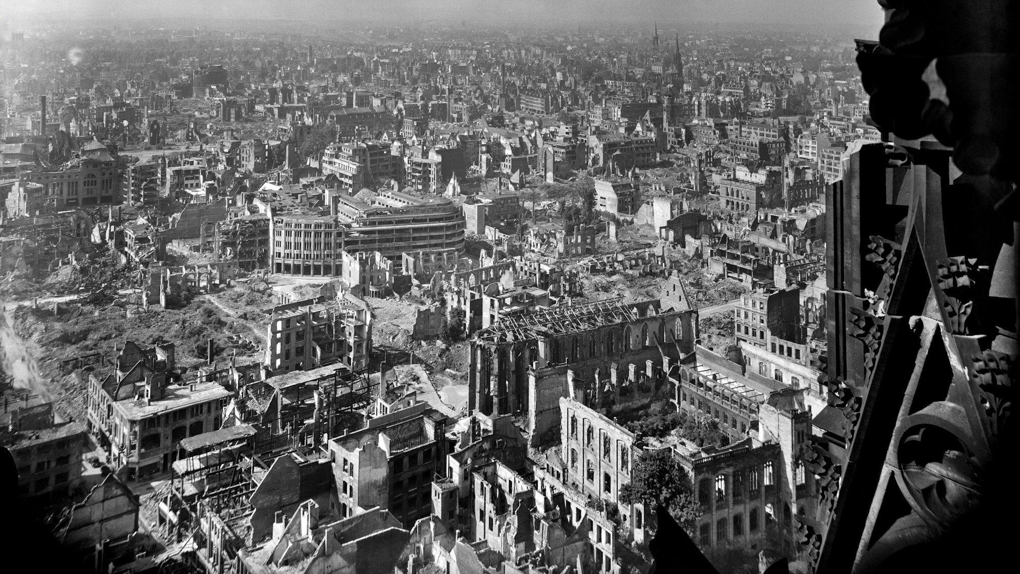Der Blick vom Dom, den Margarita Neiteler 1945 fotografierte, stammt aus dem Bildband „Fotografen sehen Köln“.